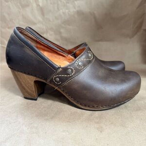 Dansko Riki Crazy Horse Brown Leather 3”Heeled Clogs. Size EU 40